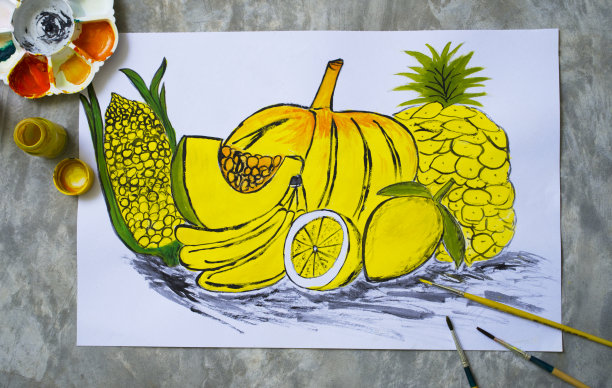 混凝土背景前的黄色水果画图片下载