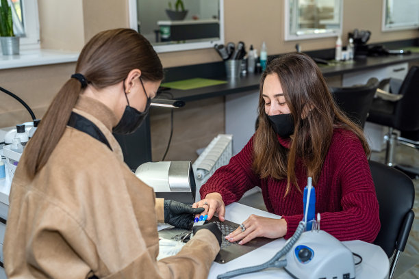 客户与师傅在美甲、足疗柜选择颜色指甲油图片下载