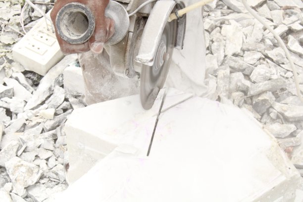 特写的印度石匠雕刻传统大理石石头雕塑出售，使用工业设备，手移动，巴拉索尔，奥里萨邦，印度图片下载