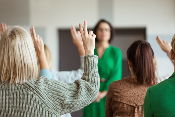 妇女在研讨会上投票图片下载