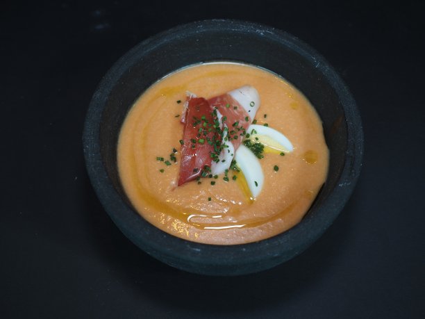 冷番茄汤西班牙风格的服务在一个菜孤立在黑暗的背景俯视图图片下载