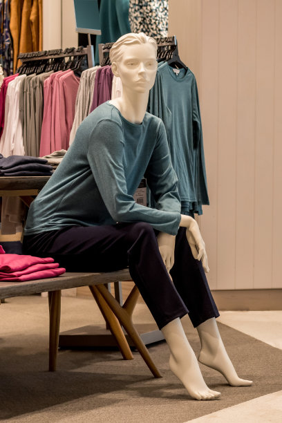 秋春时装促销销售趋势。零售店前的人体模特穿着时髦的毛衣图片下载