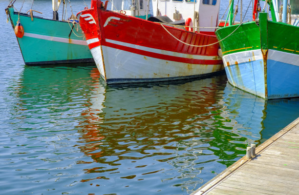 夏天，法国布列塔尼的佩姆波尔港，五颜六色的渔船图片下载