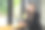 漂亮的亚洲女人坐在她的办公桌前微笑着讲手机和玩笔记本电脑。分享好的商业故事图片下载