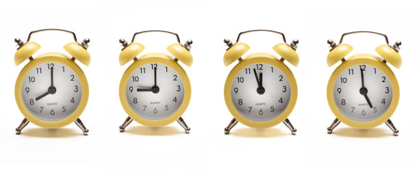 闹钟，四个黄色古董孤立剪纸在白色背景。正面视图，拷贝空间。横幅图片下载