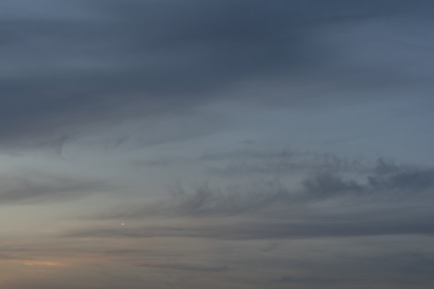 从瓦尔纳机场拍摄的日落。图片下载