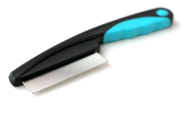 梳子有金属齿，用来梳头发，还有猫和狗用的梳子。动物梳理。图片下载