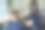 美发师将在美容院为这位年轻女士做造型。图片下载