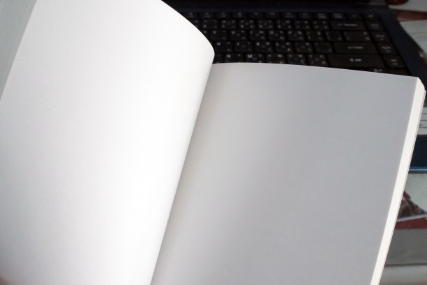 在电脑前工作时打开笔记本电脑。复制空间，空白页图片下载