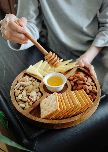 木制圆形动物园在妇女手中。图片下载