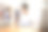 亚洲女学生在图书馆使用智能手机。图片下载