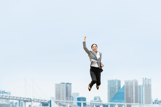 一个活跃女性的形象(事业、跳跃、成功)图片下载