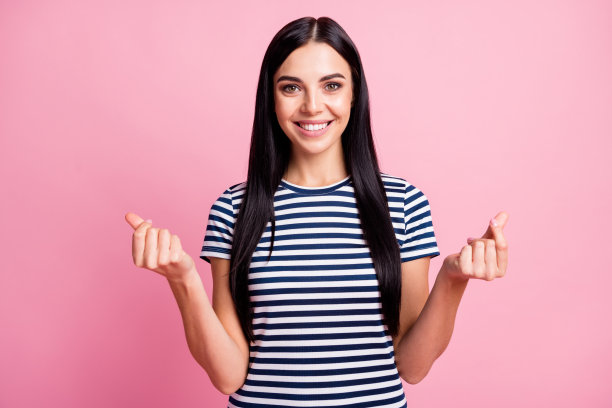 照片肖像的幸福的女人显示韩国风格的心打响指孤立的粉彩背景图片下载