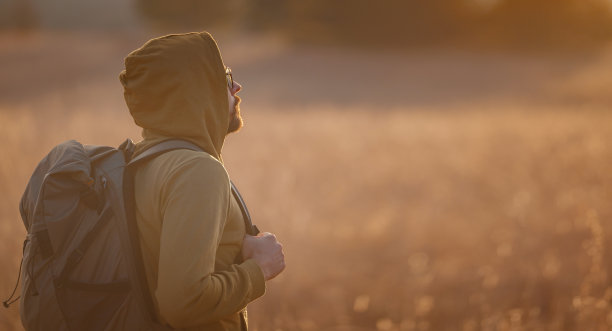 年轻英俊的男子在秋天的森林里摆姿势。图片下载