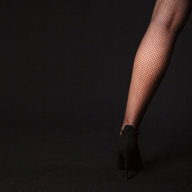 女人的腿穿网眼丝袜和高跟鞋图片下载