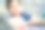 亚洲男孩一边画画，一边在桌上挑选彩色铅笔图片下载