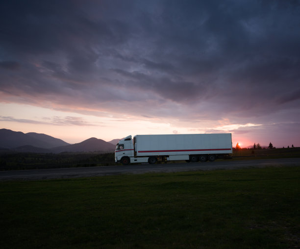 高速公路上的货车图片下载