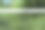 羽毛球球场外的羽毛球网，特写的羽毛球网与绿色的背景图片下载