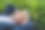 成熟的商人在工作休息期间在城市公园的长椅上放松。图片下载