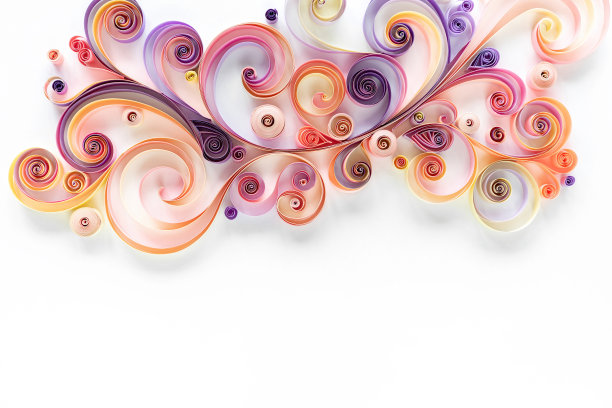 鹅毛纸抽象花卉背景顶视图与拷贝空间。金银丝细工纸的爱好。Quilling纸张横幅。3d面板卷曲和卷卷纸条在粉红色和紫色色调。图片下载