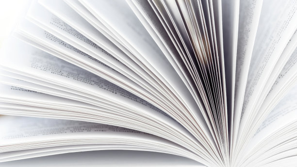 一页打开的书的特写摄影。白页书侧视图。理念继续教育、参观图书馆、书展。图片下载