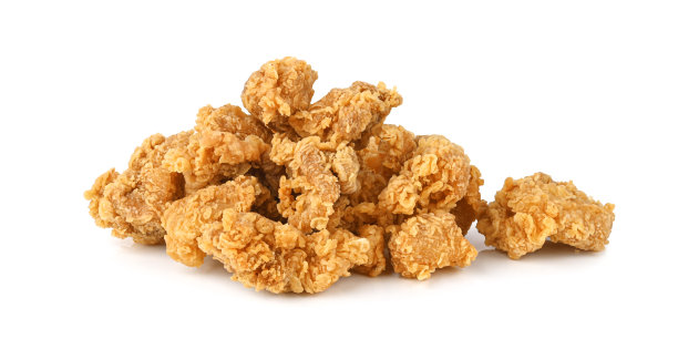 一堆炸爆米花鸡孤立在白色图片下载