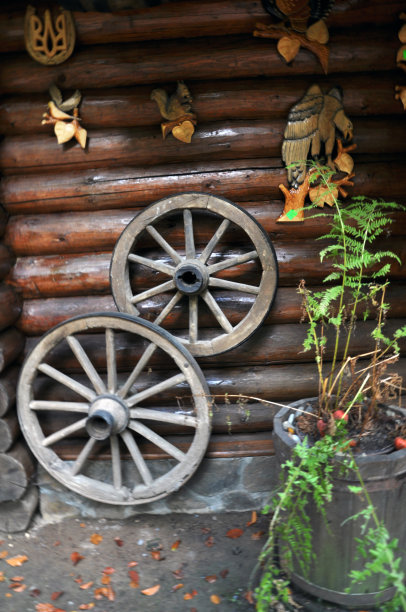 两个木轮放在车上图片下载