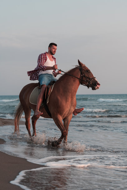 穿着夏装的现代人喜欢在日落时在美丽的沙滩上骑马。有选择性的重点图片下载