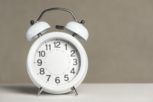 没有箭头的闹钟。白色经典闹钟在白色背景上没有箭头，空白插入文本或复制。观念无止境的时间，浪费了时间。图片下载