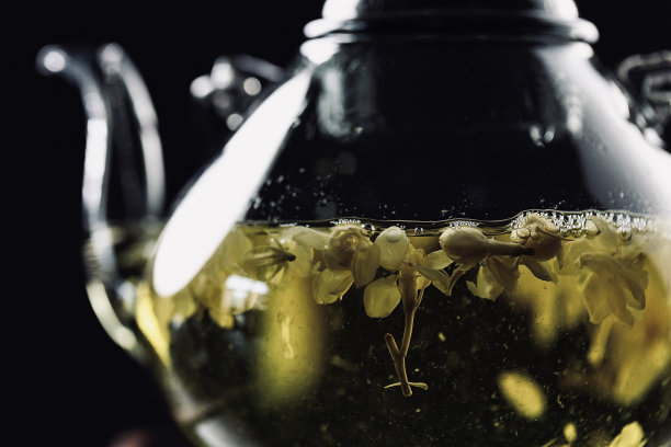 煮纯茉莉花茶，一种传统的中国饮料- stock photo图片下载