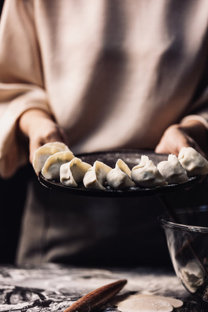 展示一盘包好的饺子，制作中国传统食品饺子的过程-库存照片图片下载