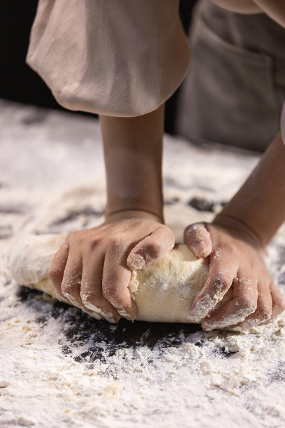 揉面团，中国传统面食的制作工艺——原料药照片图片下载