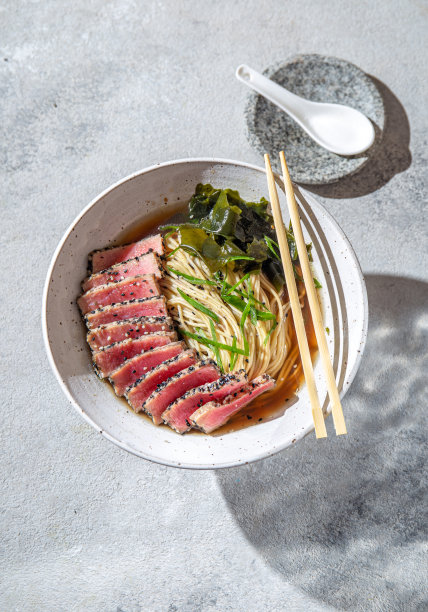 日本的拉面。亚洲汤面拉面，味噌，炸金枪鱼排和海藻海藻在白色的背景图片下载