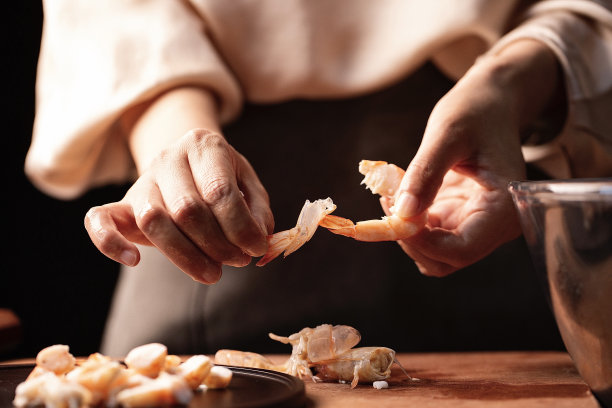 中国传统美食三鲜汤圆馅料准备，去壳虾仁汤料照片图片下载