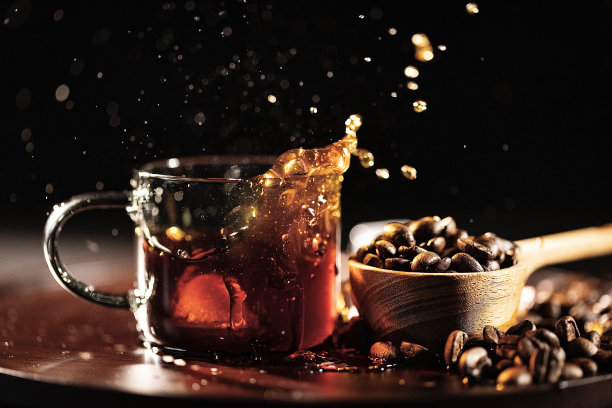 在黑咖啡中加入冰块，传统的手工咖啡制作工艺——原汁照片图片下载
