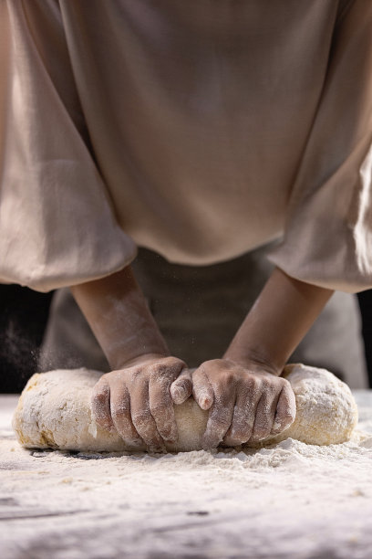 揉面团，中国传统面食的制作工艺——原料药照片图片下载