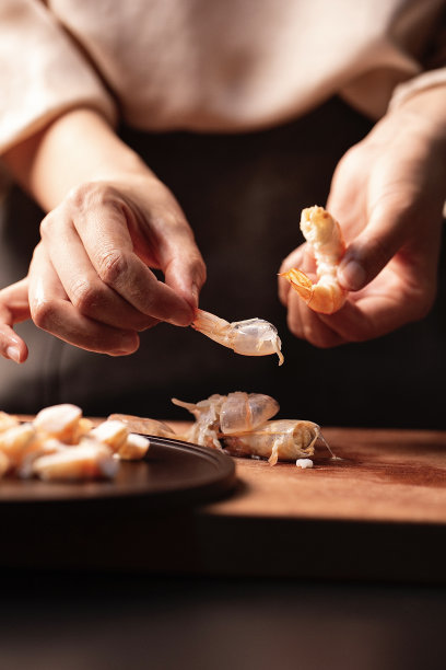 中国传统美食三鲜汤圆馅料准备，去壳虾仁汤料照片图片下载