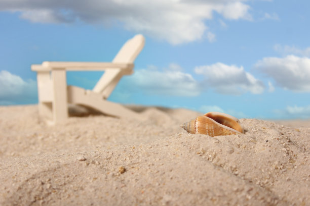 贝壳和沙滩椅，浅景深，聚焦贝壳图片下载