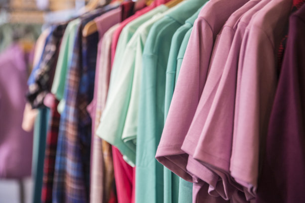 商店里陈列的不同风格的衣服图片下载