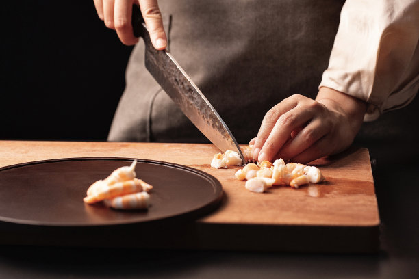 中国传统菜系三鲜汤圆馅料准备，鲜虾切成片——高汤照片图片下载