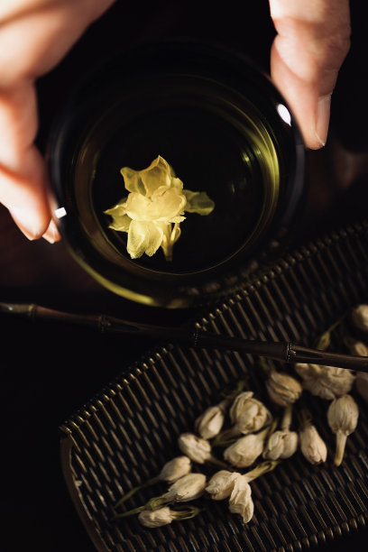 品茶，浸泡纯茉莉花和干茶，一个传统的中国饮料-库存照片图片下载