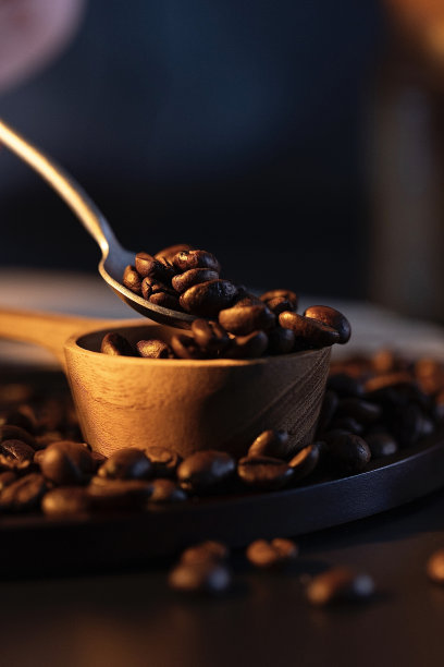 挑选和服务咖啡豆，咖啡师制作手工咖啡-股票照片图片下载