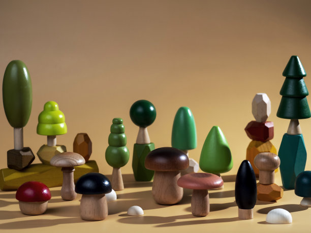 树木、蘑菇等木制雕像。生态理念，尊重自然。木制玩具图片下载