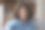 开朗的年轻黑人女性坐在沙发上看着摄像头图片下载