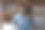 兴奋开朗的Z一代非洲少女正在使用手机图片下载