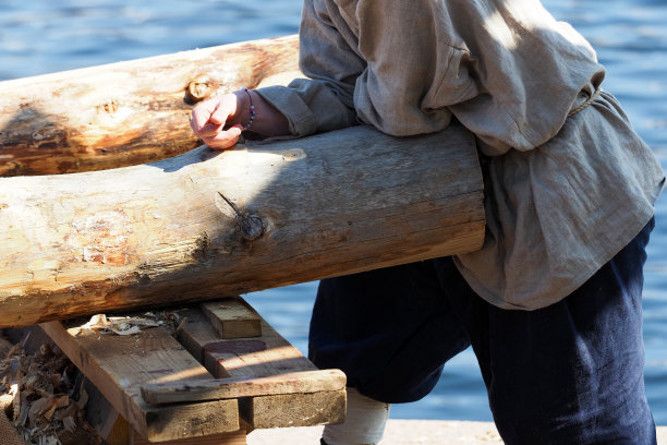 历史的重建。在码头的传统木工店里，身穿古装的木匠用手工工具工作。重体力、高强度的体力劳动图片下载