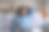 体贴的少女在客厅舒适的沙发上放松图片下载