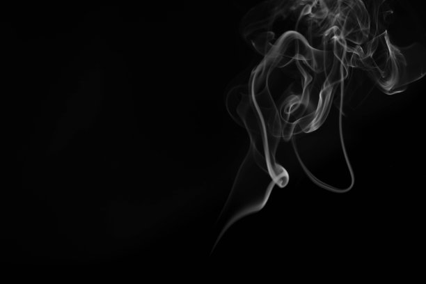 黑色背景上的烟图片下载