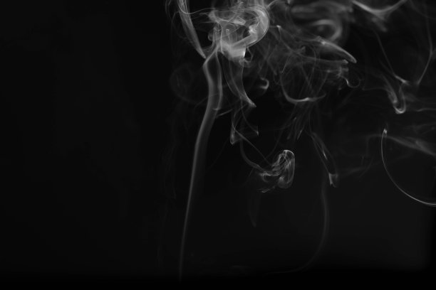 黑色背景上的烟图片下载
