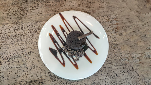 白色盘子上的巧克力蛋糕的特写照片图片下载